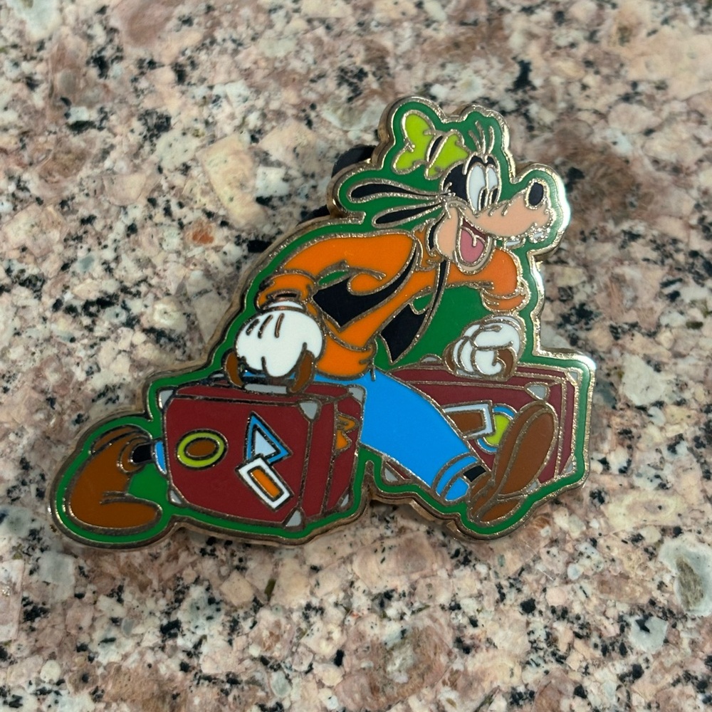 Disney Goofy with Suitcases Pin